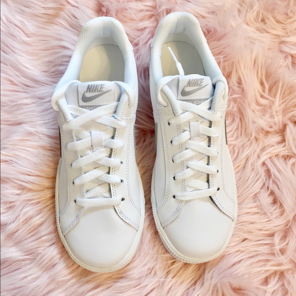 New Nike Women’s Sneakers silver metallic - Picture 2 of 5